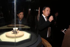 El coleccionista de arte y millonario chino Liu Yiqian habla en la inauguración de la exhibición de una taza de té de la Dinastía Ming valuada en 36 millones y que él compró con su tarjeta American Express, el 18 de diciembre de 2014, en Shanghai, China. (Chinatopix via AP)