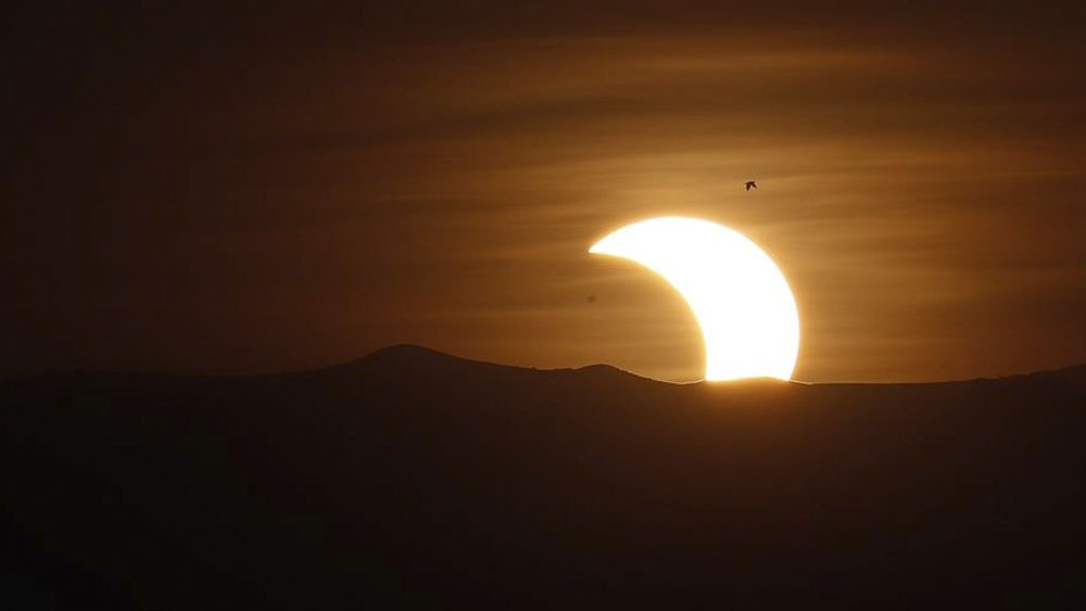 Eclipse anular de Sol atrae a miles de personas en Asia