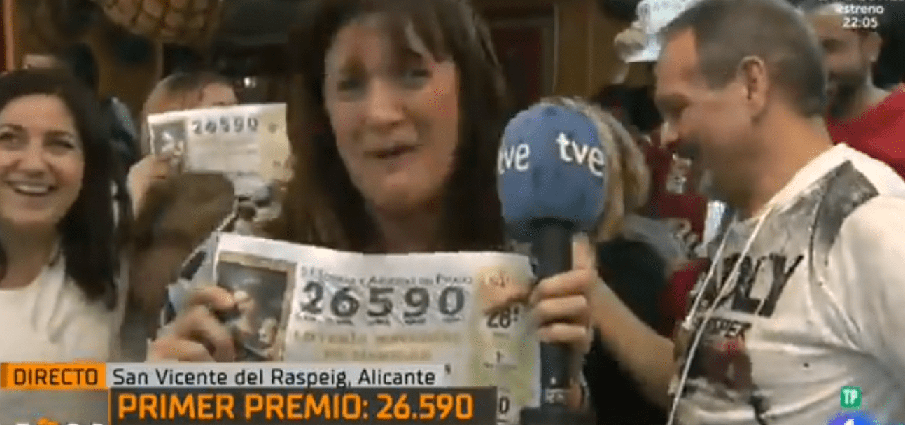 El sueño de todos: Reportera se entera en vivo que ganó en la lotería y anuncia que no va a trabajar al día siguiente