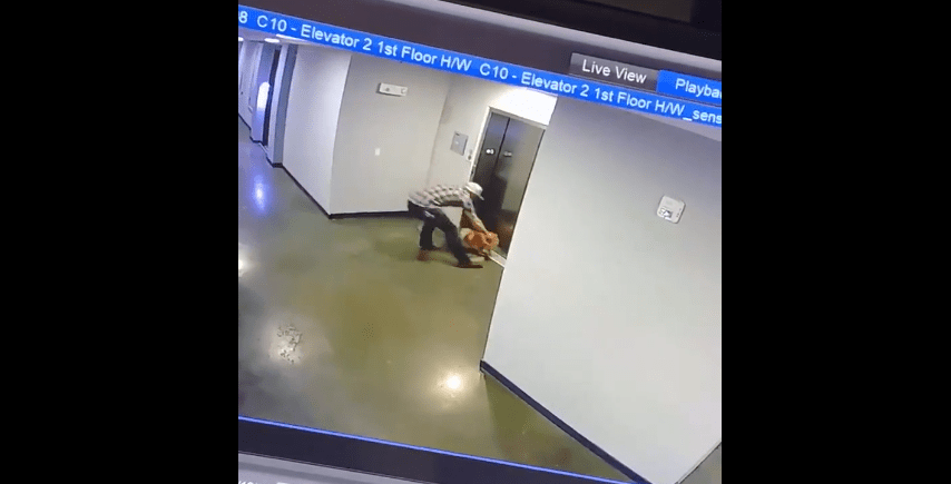 ¡Estuvo cerca! Este hombre evitó que un perrito muriera ahorcado por un elevador con su propia correa