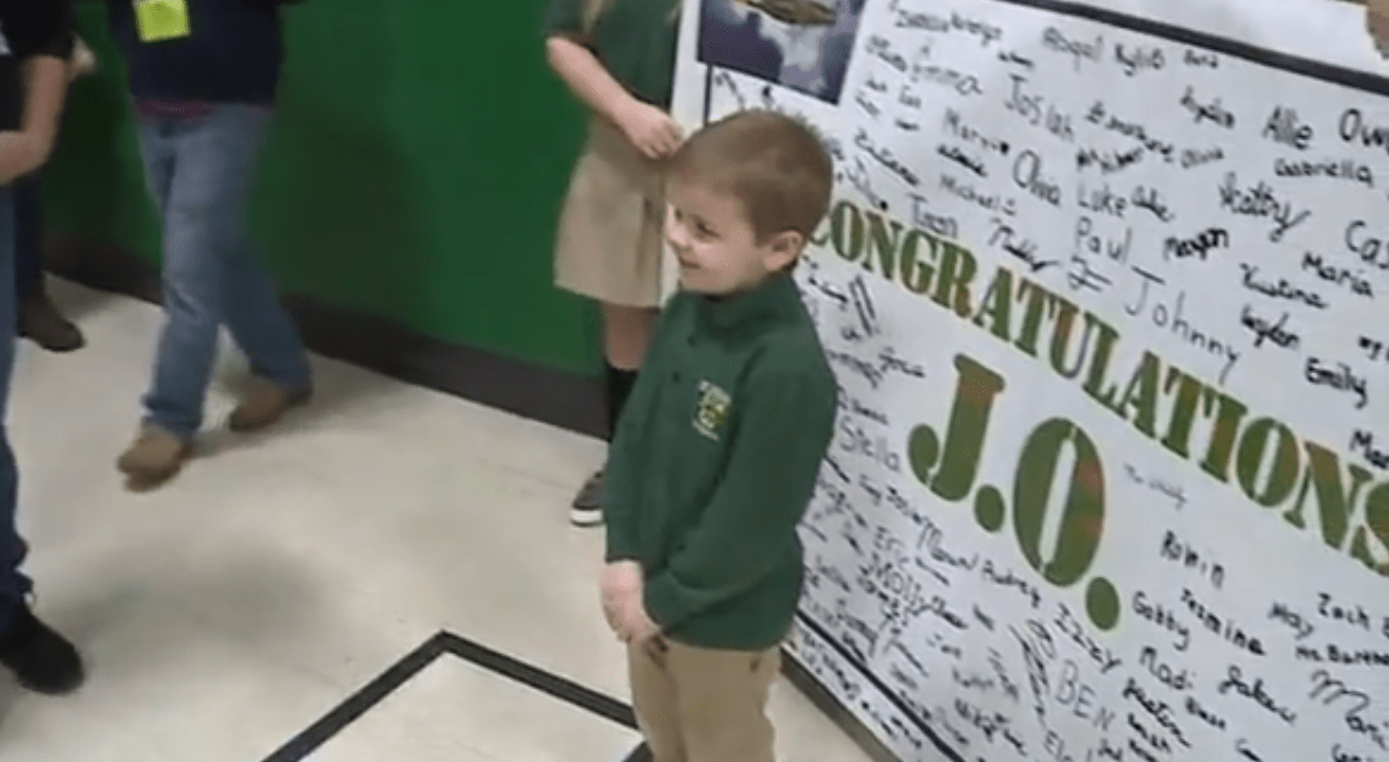 La emotiva ovación a un niño que superó el cáncer al regresar a su escuela