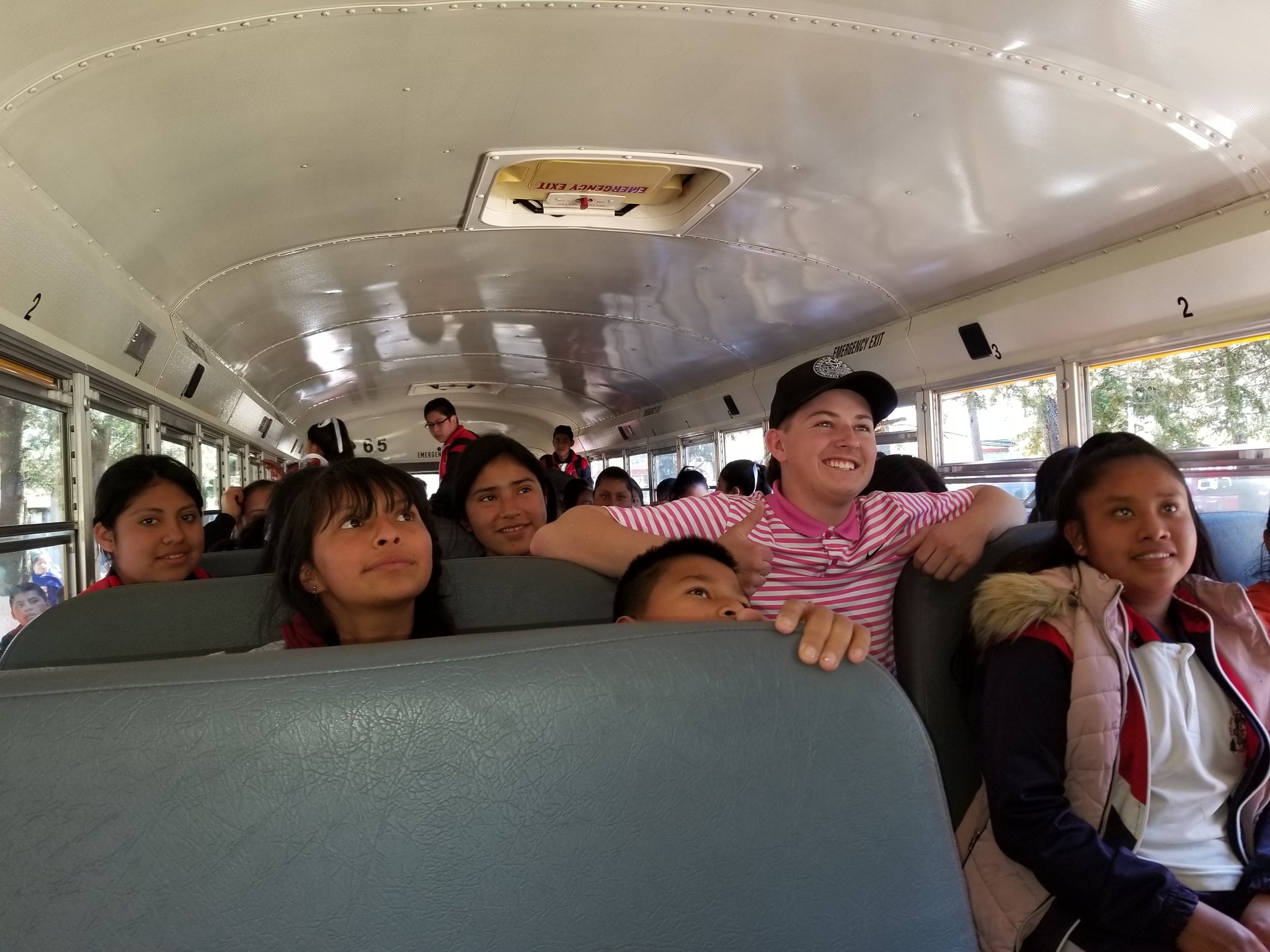 Joven estadounidense dona un camión y útiles escolares a una escuela de Michoacán