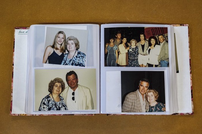 El álbum de fotos de una señora con varios artistas de Hollywood que desató una búsqueda para encontrarla