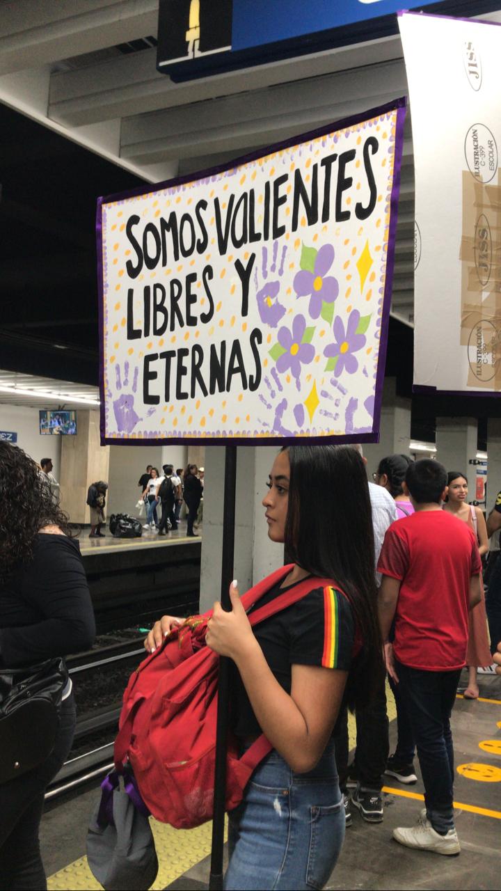 "Marcho con mis hijas para no marchar por ellas" y más pancartas poderosas en la marcha del 8M de CDMX