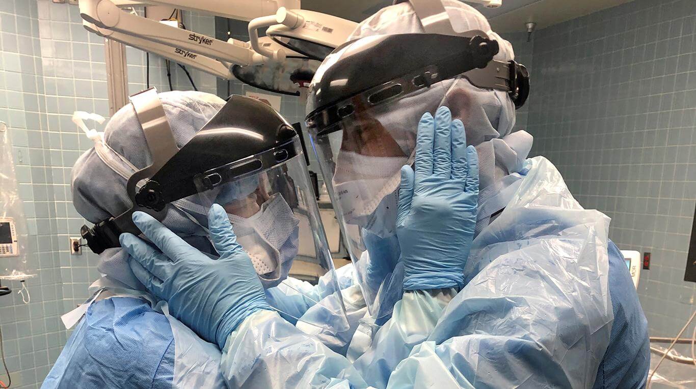Una pareja de enfermeros que lucha contra el coronavirus se mira fijamente y la foto se vuelve viral