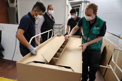 La hora sad: Crean camillas hechas de caja de cartón que se convierte en ataúd 