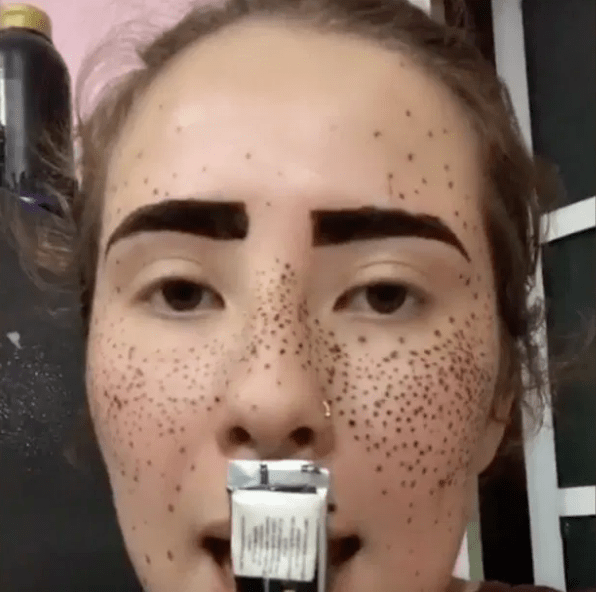 No lo haga: Chica nos muestra en TikTok por qué ponerse henna en la cara no es una buena idea