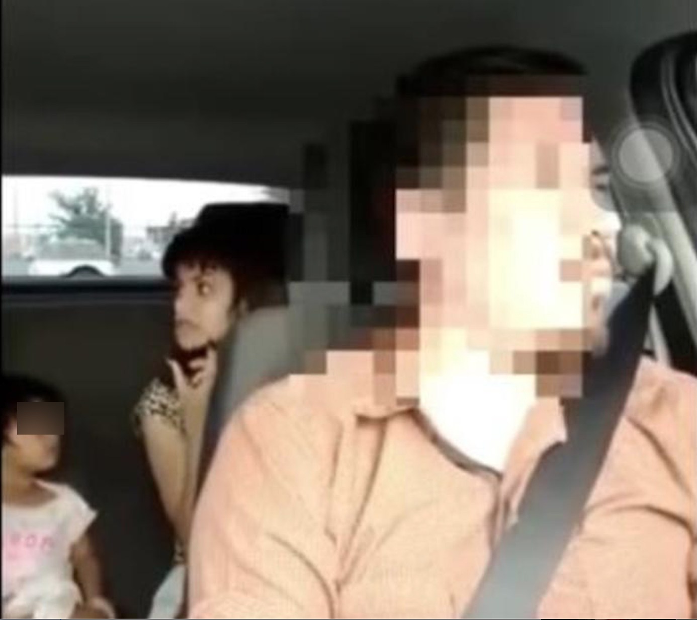 HDLCH: Mujer es captada golpeando a su bebé en un taxi de Monterrey 