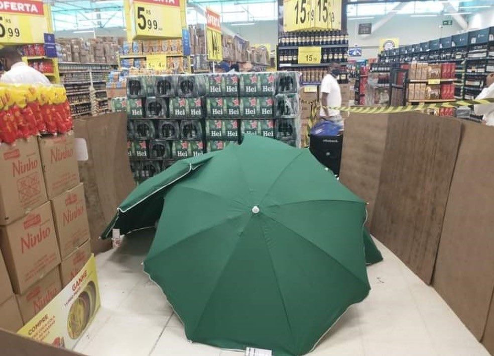 Hombre muere en un supermercado y lo tapan con paraguas para no cerrar