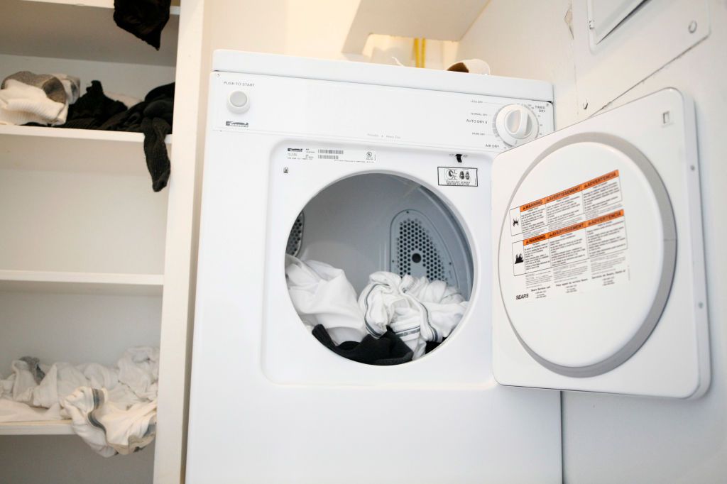 No es broma: Piden a usuarios de TikTok no realizar reto de meterse a secadora de ropa