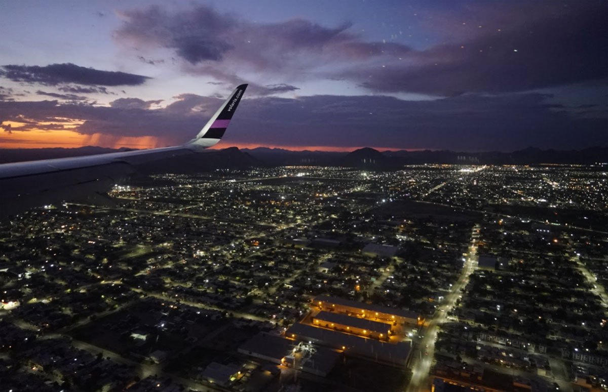Vuelo de volaras sobrevuela la Ciudad de México