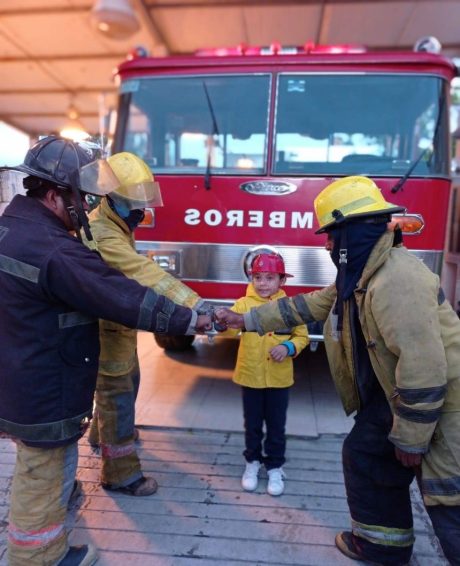¡Sueño cumplido! Niño pide pasar su cumpleaños con superhéroes, lo llevan con bomberos de Tamaulipas