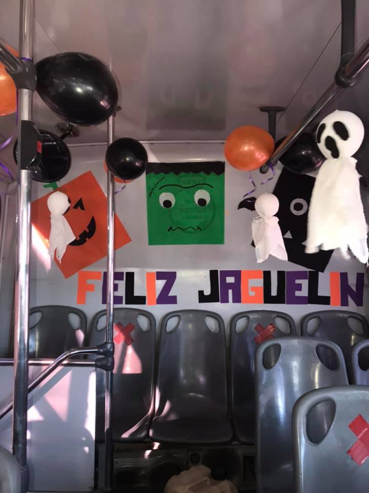 Rifada nivel: Chofer adorna su camión para Halloween y regala dulces a los niños