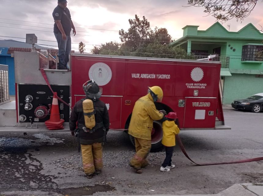 ¡Sueño cumplido! Niño pide pasar su cumpleaños con superhéroes, lo llevan con bomberos de Tamaulipas