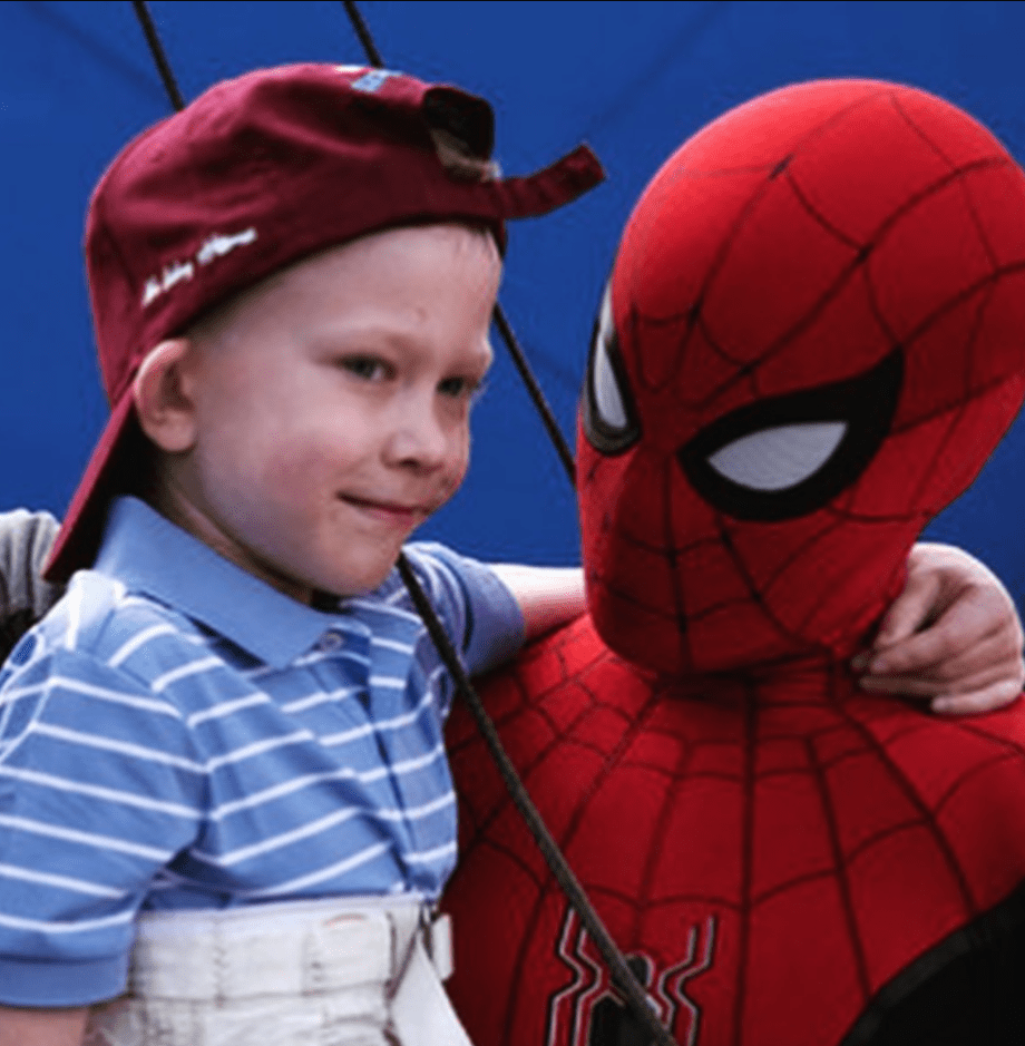 Detallazo: Tom Holland de 'Spider-Man' pasa el rato con el niño que salvó a su hermana de un perro 