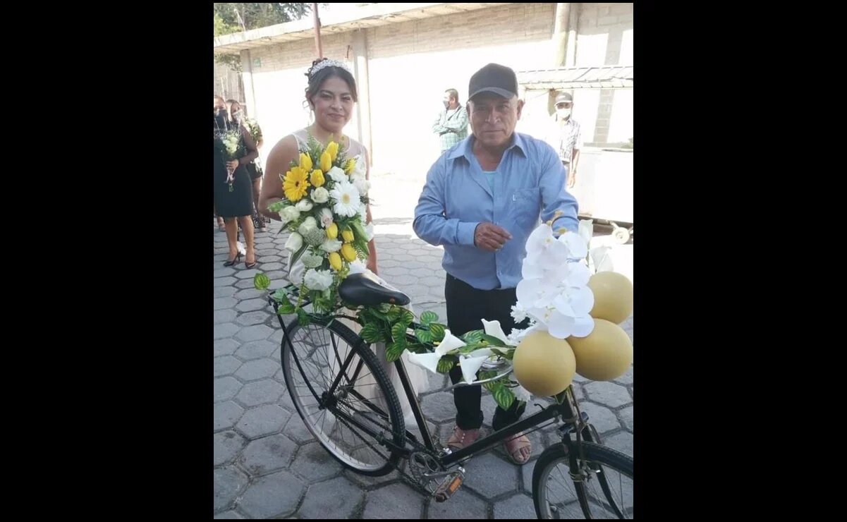 Papá adorna bicicleta con flores para llevar a su hija hasta su boda