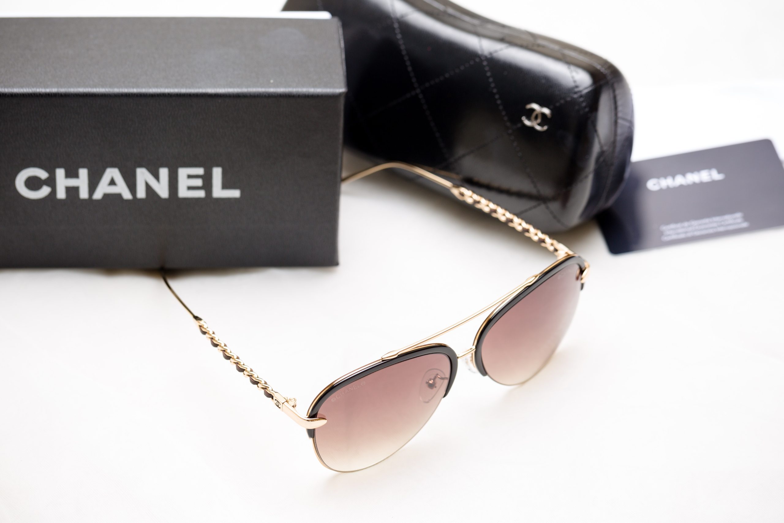 Suficiente activismo por hoy: Influencers rusas rompen bolsos Chanel por prohibir ventas en su país 