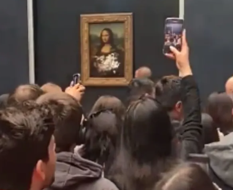OLOV: Sujeto lanza pastel a “La Mona Lisa” en el Museo de Louvre