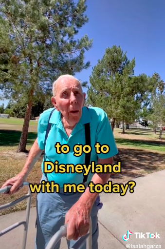 Ay mi cora: Abuelito de 100 años rompe en llanto porque desconocido lo llevó a Disneyland