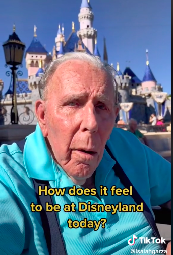 Ay mi cora: Abuelito de 100 años rompe en llanto porque desconocido lo llevó a Disneyland