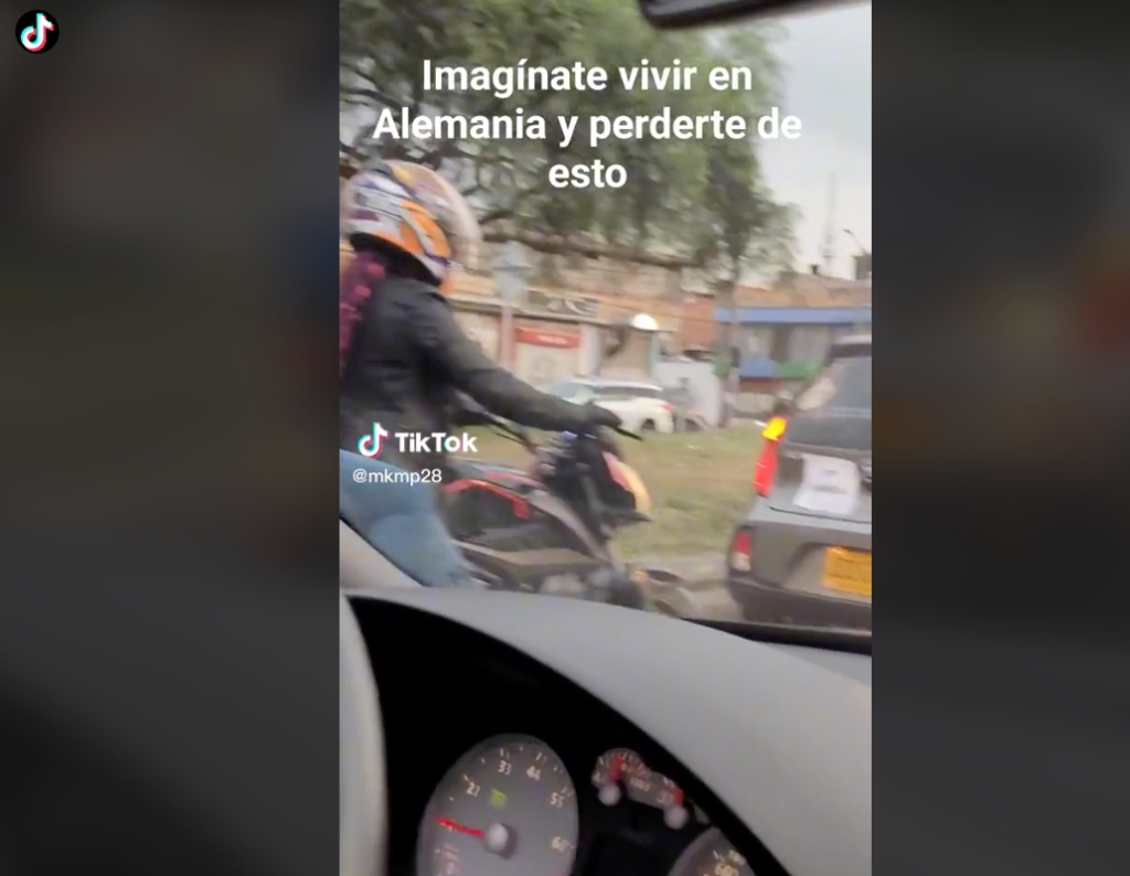 Conductora aprende a manejar y se hace viral; amigos la guían en motos
