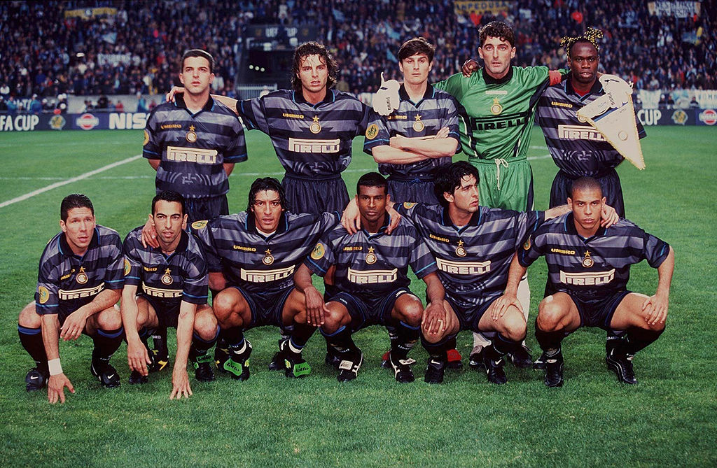 Aron Winter con un Inter de Milan de época, se ubica a la derecha de Iván Zamorano