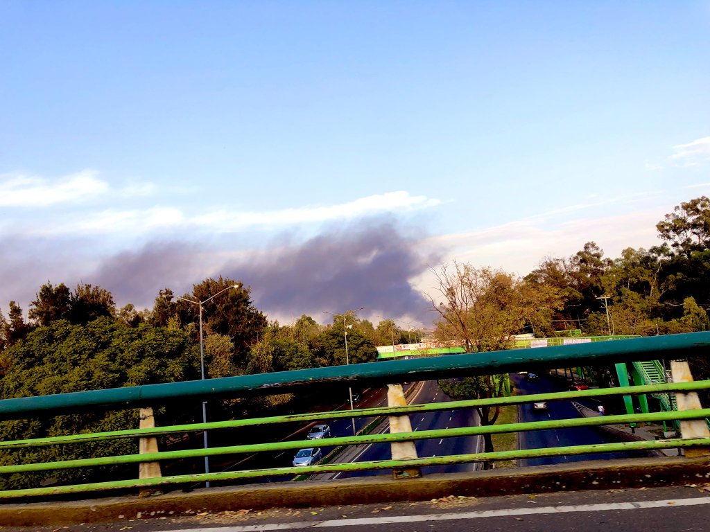 En imágenes: Incendio consume llantas en Xochimilco 