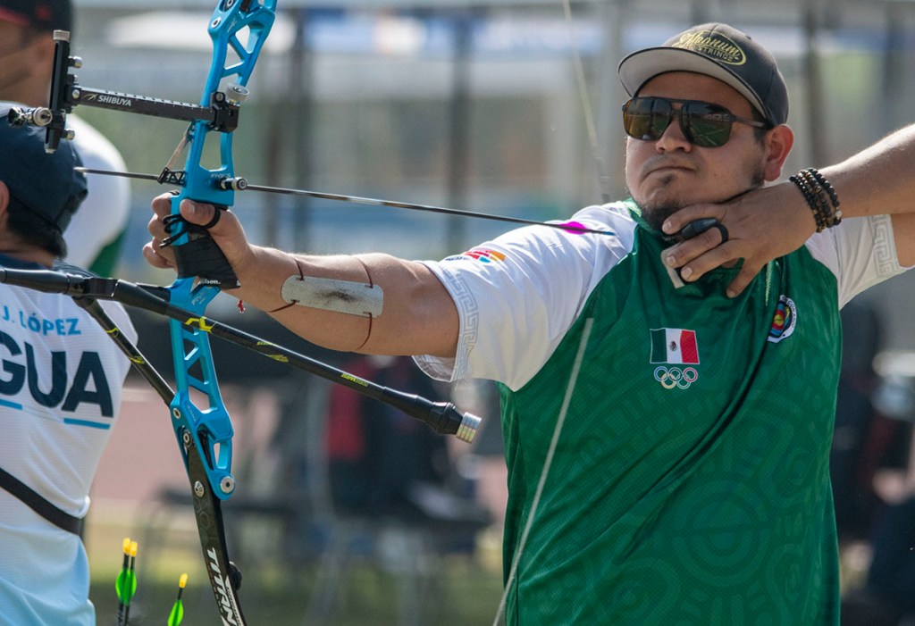 México conquista boleto olímpico en tiro con arco gracias al 'Abuelo' Álvarez