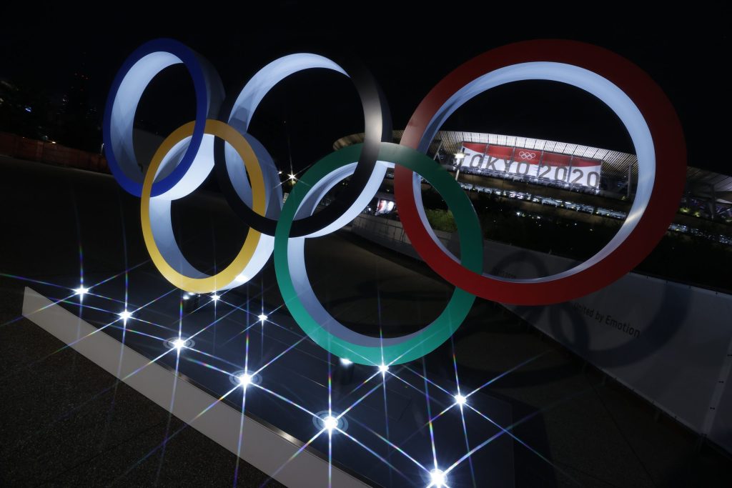 Vista de los anillos olímpicos frente al Estadio Olímpico horas antes del inicio de la ceremonia de inauguración de los Juegos Olímpicos de Tokio 2020, que no contará con público en las gradas. Foto de EFE/ Enric Fontcuberta.