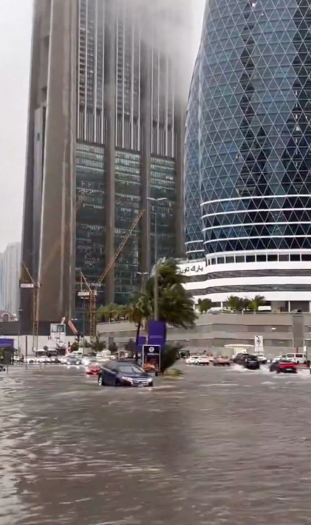 Las intensas lluvias que han provocado severas inundaciones en Dubai.