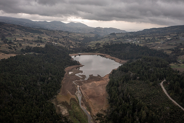 Así se ve un embalse en Colombia casi vacío por la sequía extrema. 