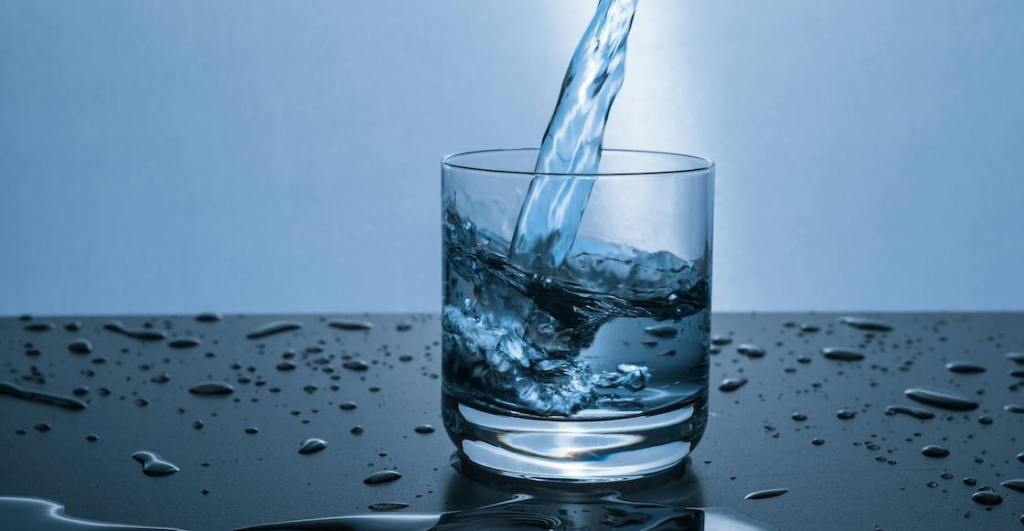 Bebidas que hidratan más que el agua según la ciencia.
