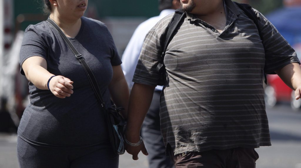 Especialistas urgen prevenir y controlar la obesidad en México. Foto de EFE