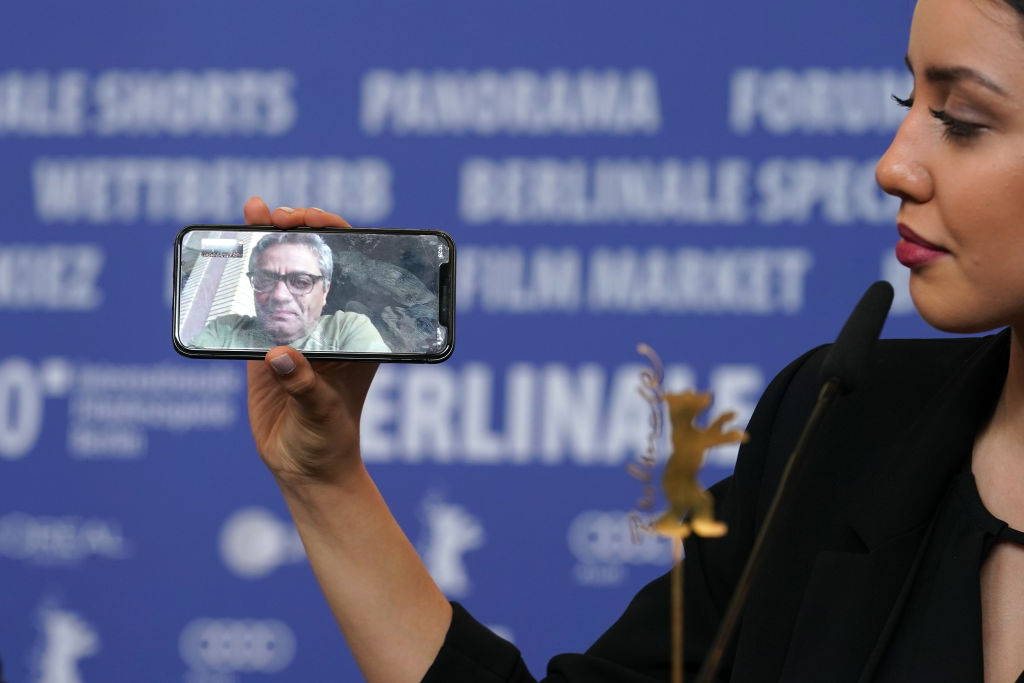 Baran Rasoulof, hija del director Mohammad Rasoulof, enlazó a su padre desde Irán tras ganar el Oso de Oro en la Berlinale 