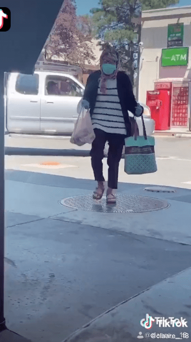 Una chica se disfraza como anciana para ir a una tienda