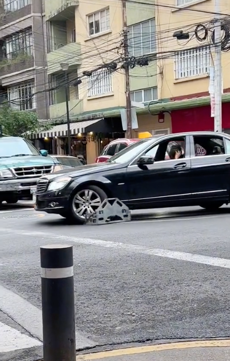 Hombre en estado de ebriedad intenta manejar su auto de lujo en CDMX... con todo y 'araña' 