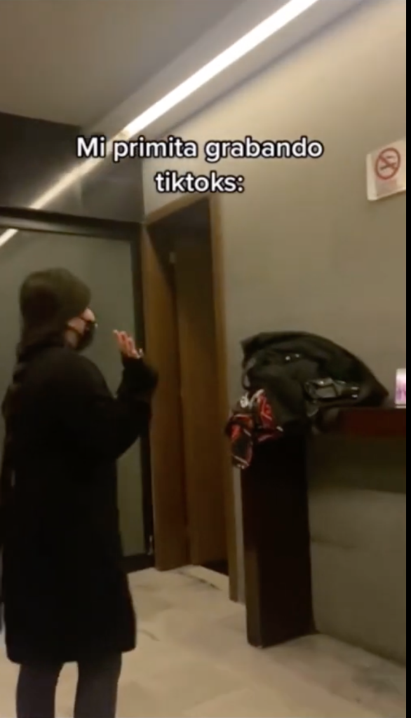 Joven se pone a grabar un video para TikTok en el funeral de su tío y se hace viral