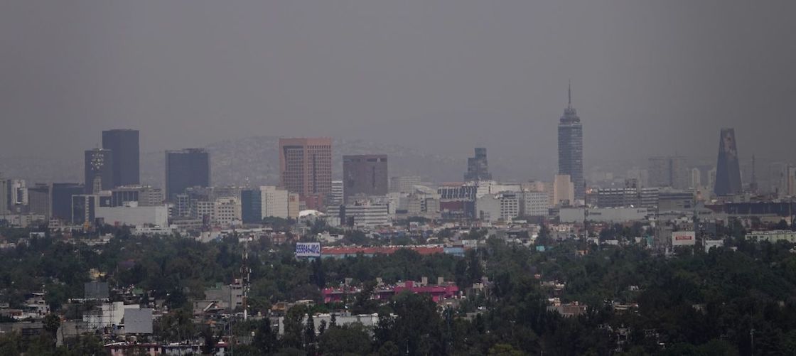 Una fotografía panorámica de la Ciudad de México en donde se ve la contaminación