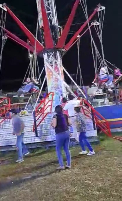 Falla juego mecánico en Feria de Comalcalco y deja colgando sin control a sus triipulantes