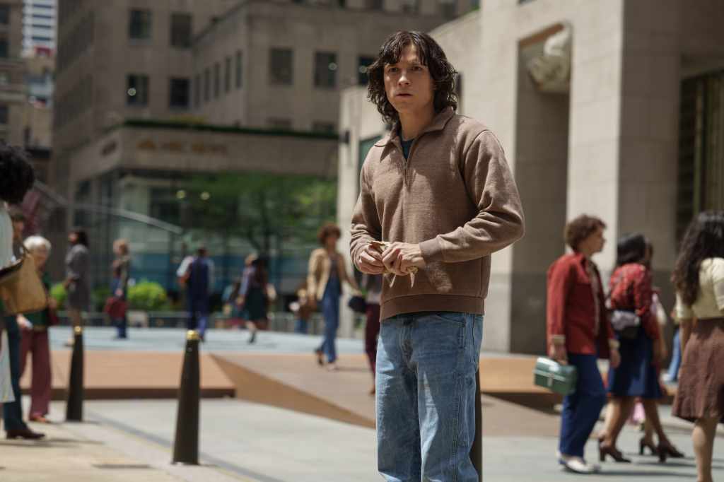 nda Seyfried interroga a Tom Holland en el tráiler de 'The Crowded Room' de Apple TV+