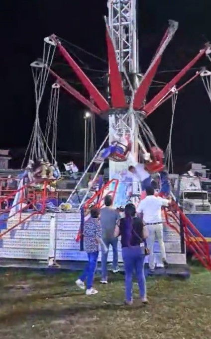Falla juego mecánico en Feria de Comalcalco y deja colgando sin control a sus triipulantes