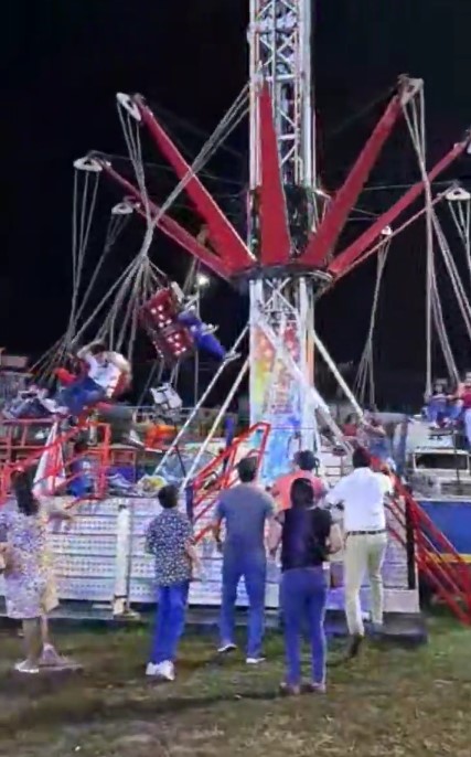 Falla juego mecánico en Feria de Comalcalco y deja colgando sin control a sus triipulantes