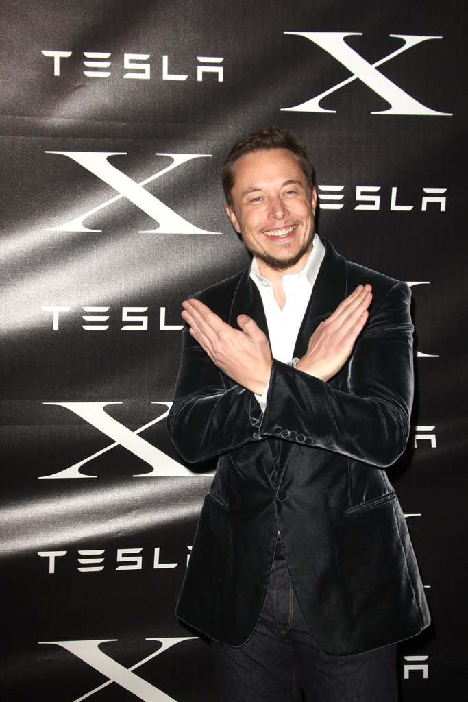 Elon Musk cambiará nombre, logo y colores de Twitter por una "X"