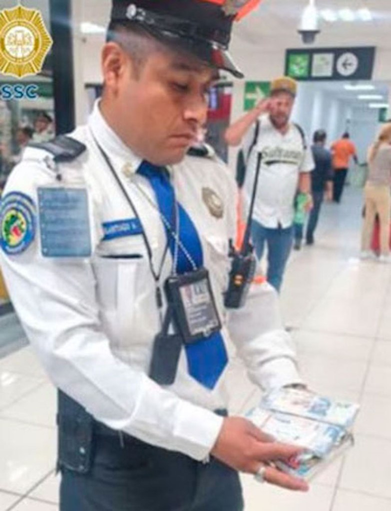 Una chida en el AICM: Policía regresa fajos de 50 mil pesos que el dueño había olvidado
