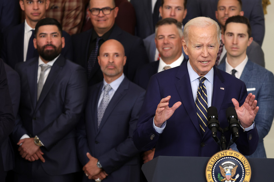 José Urquidy (de barba) durante el discurso de Joe Biden