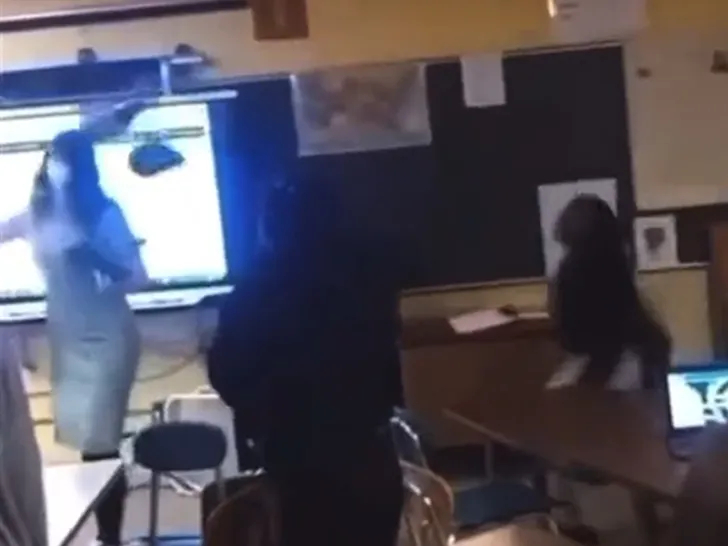 En Estados Unidos: Alumna avienta una silla de metal a su maestra y la deja inconsciente