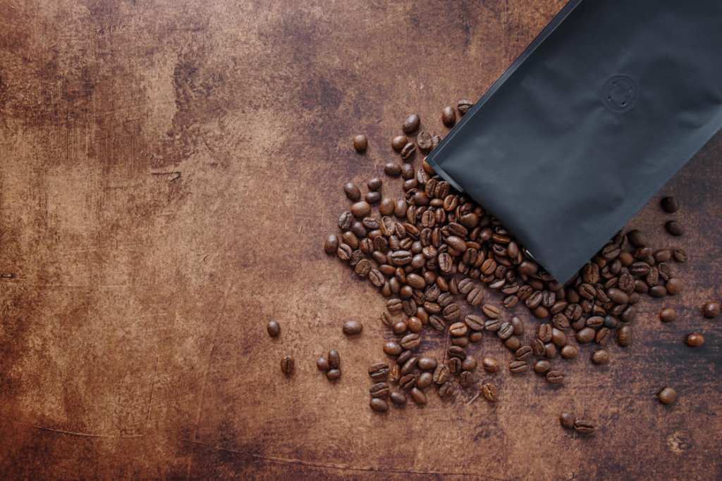 granos cafe sobre madera
