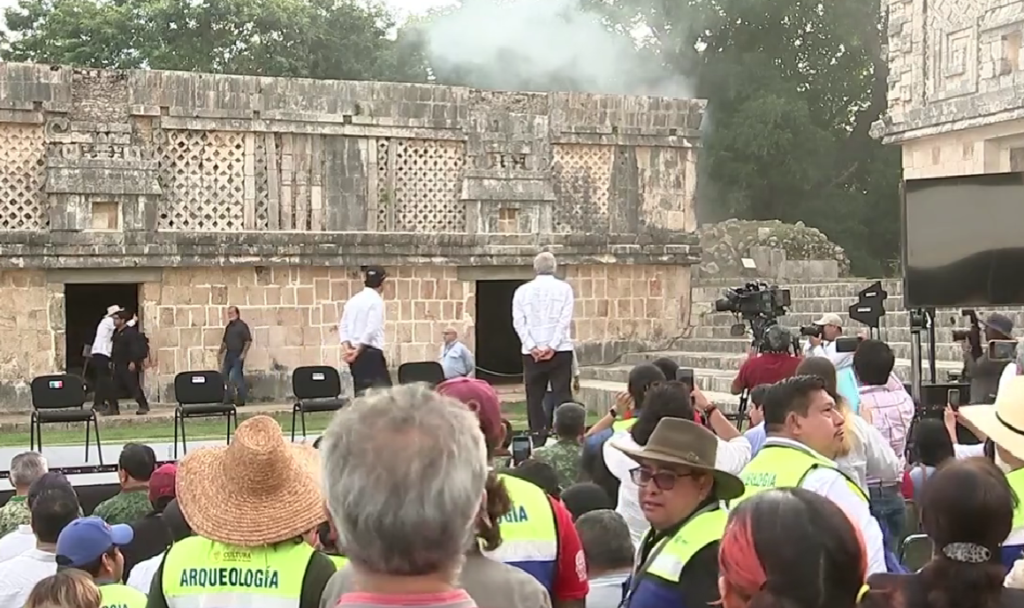 Cortocircuito interrumpe evento de AMLO en Uxmal