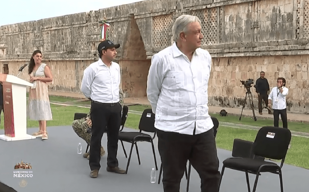 Cortocircuito interrumpe evento de AMLO en Uxmal