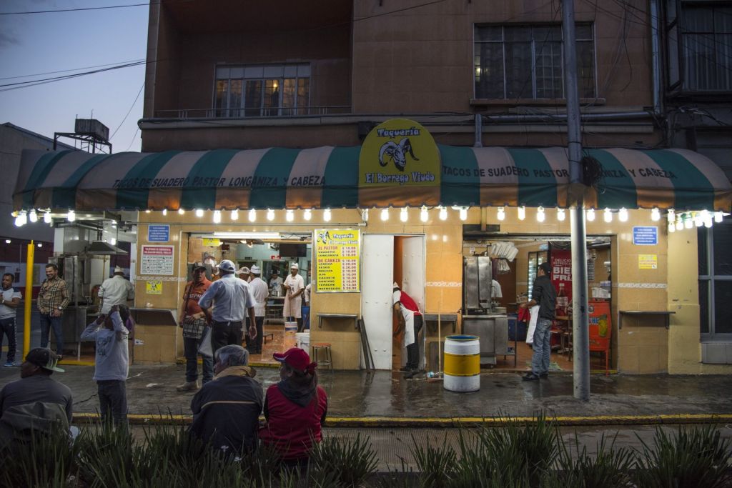 Meseros de El Borrego Viudo golpearon a una pareja por negarse a pagar cuenta excesiva